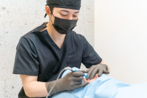 クマ取りはどのくらいで終わる?施術時間と流れを徹底解説